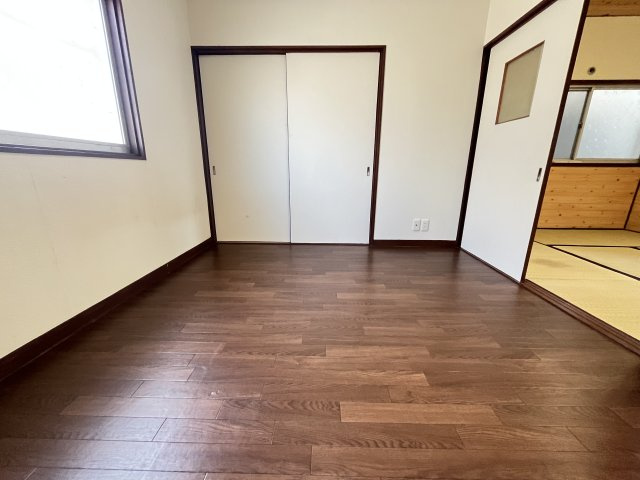 上原町貸家の洋室