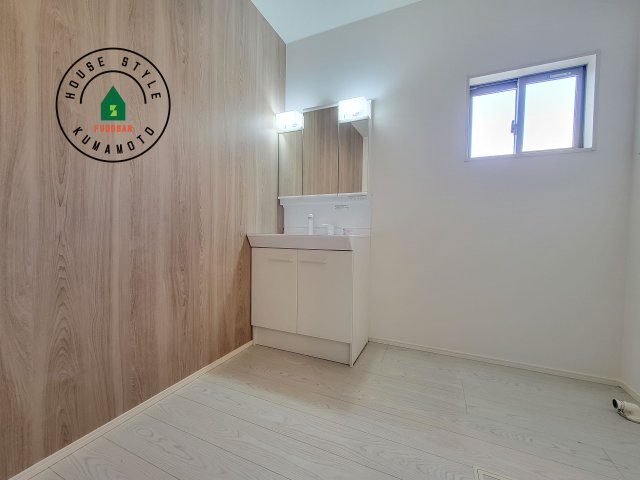 熊本市中央区出水8丁目第2-2棟（2号棟）　の脱衣所|ゆとりの洗面スペースで朝の身支度もスムーズに。暮らしを快適に変えるシャワー付洗面台です！