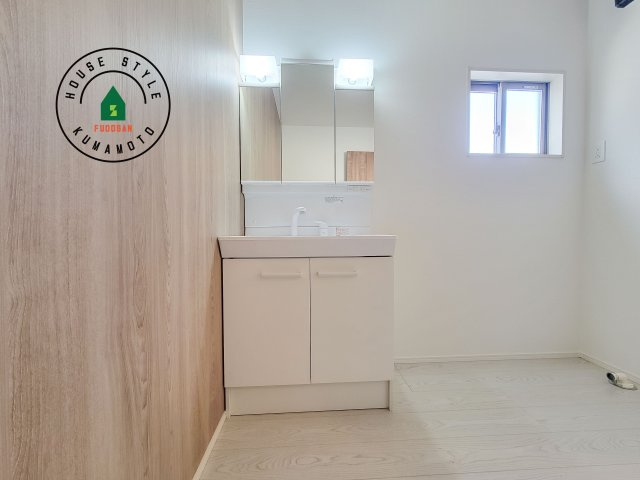 熊本市中央区出水8丁目第2-2棟（2号棟）　の独立洗面台|毎日使うものだから清潔な空間を保ちたい水回り。洗面にはそんな願いを解消させてくれる収納アイデアが満載です。三面鏡の裏側にはキャビネットが現れ小物から背の高い物まで収納できます。