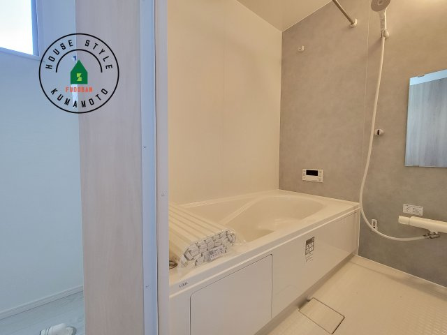 熊本市中央区出水8丁目第2-2棟（2号棟）　の浴室|1日の疲れを癒してくれる広々バスルーム。雨の日のお洗濯にも大活躍な浴室乾燥機付です！