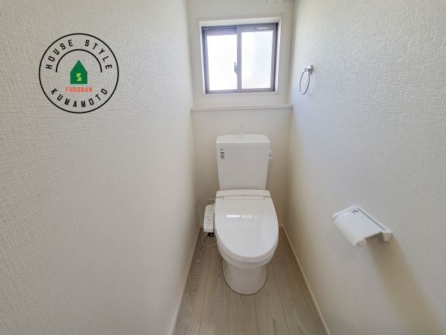 熊本市中央区出水8丁目第2-2棟（2号棟）　のトイレ|温水洗浄便座を完備しております。2ヶ所にトイレがあるのは朝の慌ただしい時間も安心です。