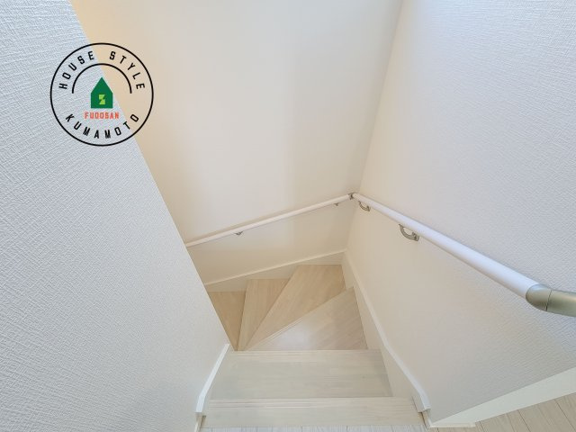 熊本市中央区出水8丁目第2-2棟（2号棟）　の内装|＜手すり付階段＞手すりがないと階段の昇り降りで危険なことはもちろん、壁に手をつきながら歩くことで壁紙が汚れやすくなります。すべての方に快適に昇り降りしていただくため、手すりを設置しました。