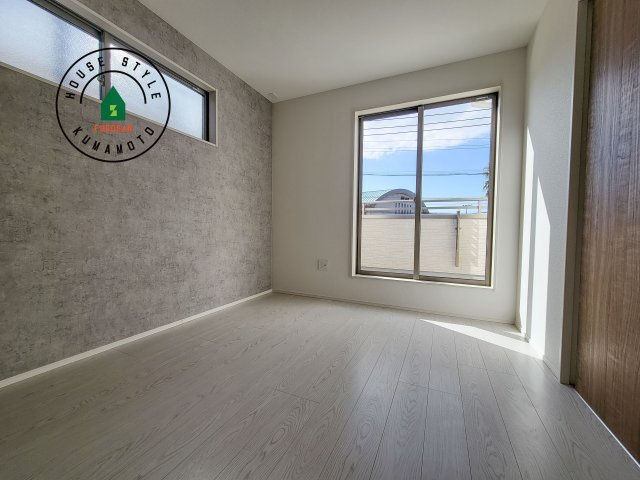 熊本市中央区出水8丁目第2-2棟（2号棟）　の寝室|主寝室には収納力に優れたクローゼットがありますので、お部屋もすっきり片付きます。