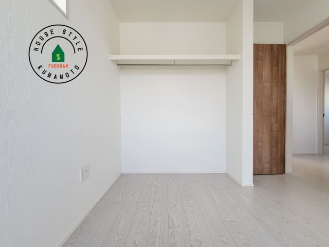 熊本市中央区出水8丁目第2-2棟（2号棟）　の収納|洋服や大きな荷物が多い方や人数の多いご家族などは、一般的なクローゼットよりもウォークインクローゼットのほうが使い勝手が良いです。