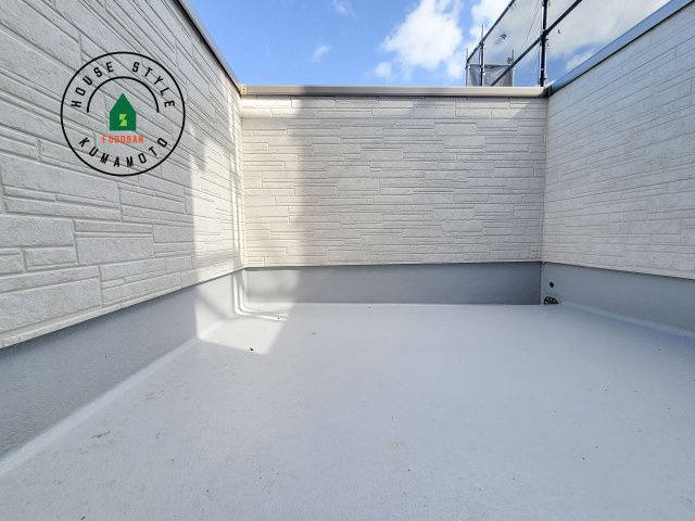 熊本市中央区出水8丁目第2-2棟（2号棟）　のバルコニー|風をしっかりと感じられるバルコニーでは、毎日が洗濯日和です。広々としているので洗濯も楽しくなるでしょうし、気分転換にバルコニーからの眺めを楽しむのもいいでしょう。