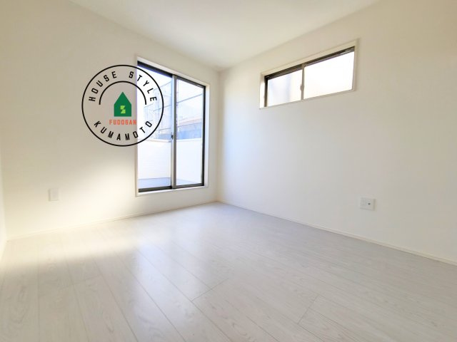 熊本市中央区出水8丁目第2-2棟（2号棟）　の洋室|柔らかい陽光が差し込む明るいお部屋を演出する設計。彩光の取れる窓が気持ちの良いお部屋を創り上げます。