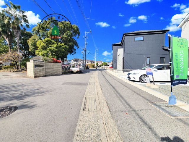 熊本市中央区出水8丁目第2-2棟（2号棟）　の前面道路含む現地写真|前面道路は閑静な住宅地をはしる車通りの少ない道路。お車の出し入れが苦手なママや小さなお子様にも安心ですね。しっかり舗装もされているので、ベビーカーや自転車で通っても快適に通行できます。