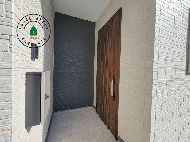 熊本市中央区出水8丁目第2-2棟（2号棟）　の玄関|おでかけの時も帰った時も、「我が家」を最初に感じでもらえる素敵な空間に。