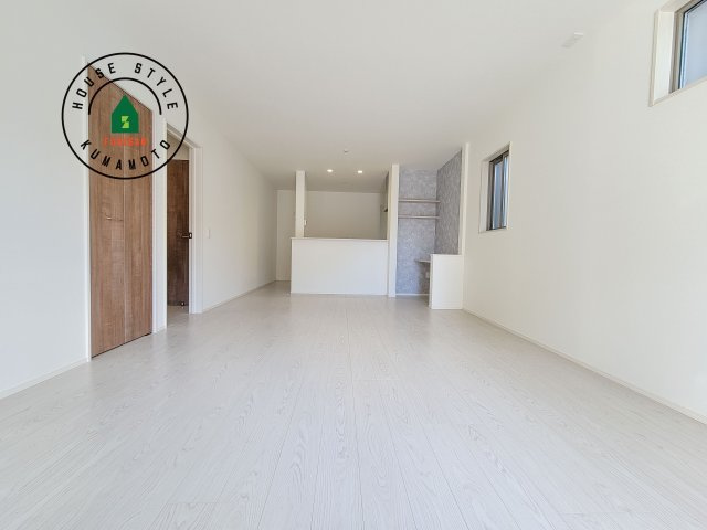 熊本市中央区出水8丁目第2-2棟（2号棟）　の居間・リビング|キッチンからリビングをしっかり確認できます。家族の笑顔があふれる空間になりそうですね。