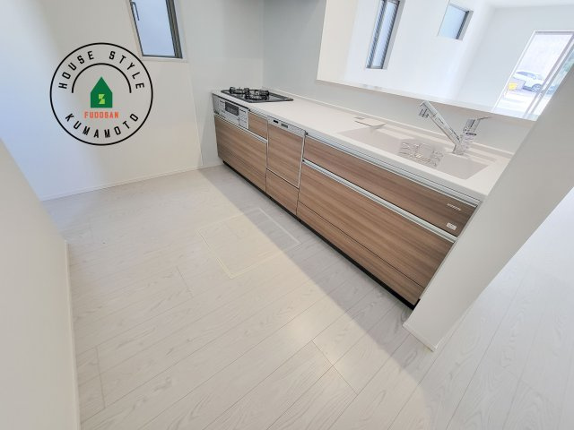 熊本市中央区出水8丁目第2-2棟（2号棟）　のキッチン|ご家族を近くに感じられる対面キッチンのLDK。会話もはずみそうですね。