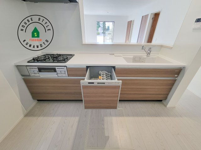 熊本市中央区出水8丁目第2-2棟（2号棟）　のキッチン|ダイニングテーブルへの配膳がラクラク、お料理はかどるカウンター付きシステムキッチン！