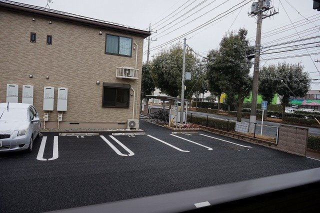 ラルジュＨの駐車場