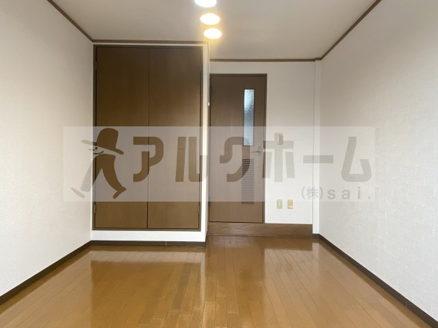 OMレジデンス柏原1の居間・リビング