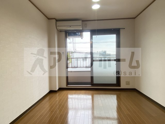 OMレジデンス柏原1の居間・リビング