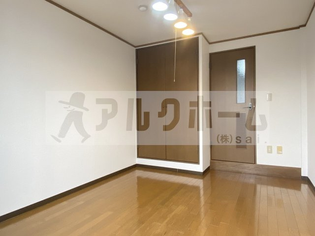 OMレジデンス柏原1の居間・リビング