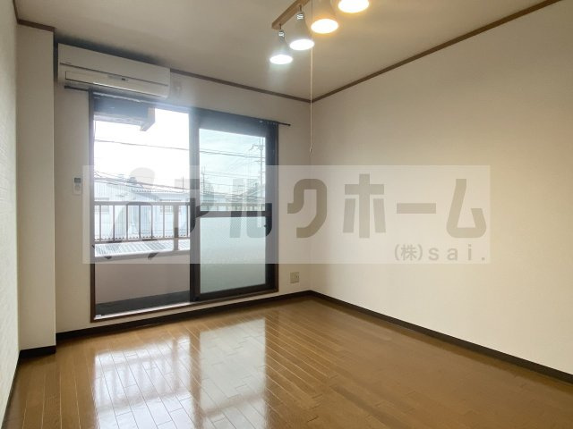 OMレジデンス柏原1の居間・リビング