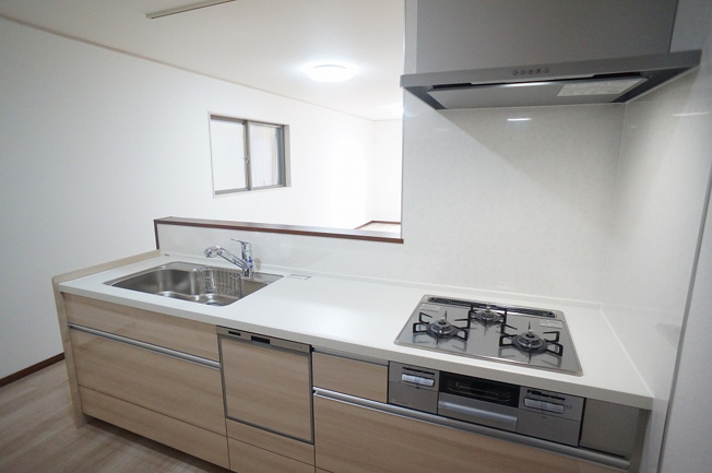 【内観：施工例】 | 平野区長吉六反4丁目 | 【同社による同仕様の施工例】※本物件は壁付けのキッチンになります。食洗機・浄水器一体型省エネシングル水栓完備☆汚れにくく長寿命、エコキャビネットのシステムキッチン☆3口ガスコンロ☆