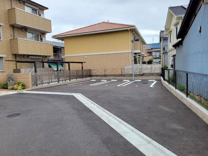 カーサアイリスの駐車場