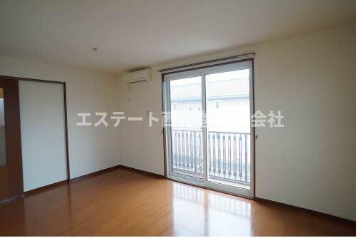 プラザカナン弐番館の居間・リビング