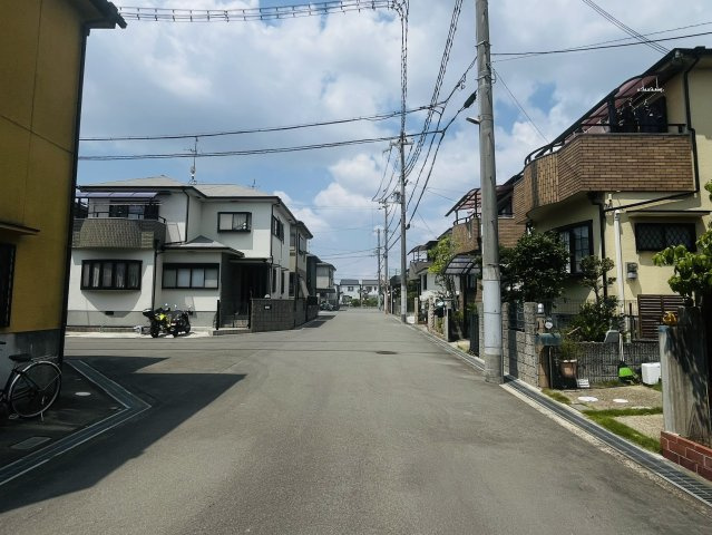 茨木市目垣2丁目の前面道路含む現地写真