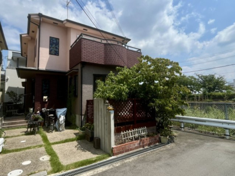 茨木市目垣2丁目の外観|平成31年リフォーム歴あり！
外壁・屋根塗装、給湯器交換、ウッドデッキ新設