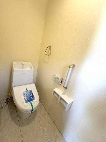 【トイレ】 | 福岡市南区屋形原4丁目　1号棟（全2棟）【仲介手数料無料・0円】 | 現地写真。1階のトイレです。