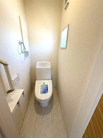 【トイレ】 | 福岡市南区屋形原4丁目　1号棟（全2棟）【仲介手数料無料・0円】 | 現地写真。2階にもトイレです。