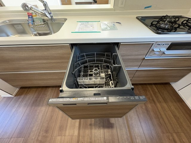 【キッチン】 | 福岡市南区屋形原4丁目　1号棟（全2棟）【仲介手数料無料・0円】 | 現地写真。食洗器が付いてます。