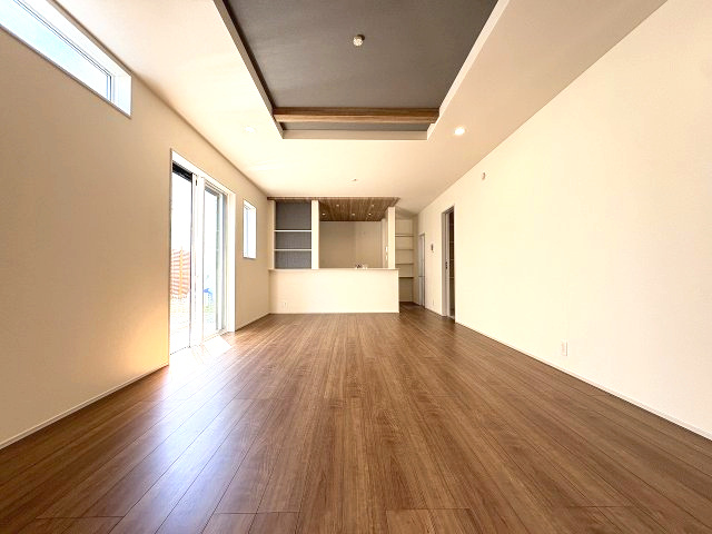 【居間・リビング】 | 福岡市南区屋形原4丁目　1号棟（全2棟）【仲介手数料無料・0円】 | 現地写真。リビングです。