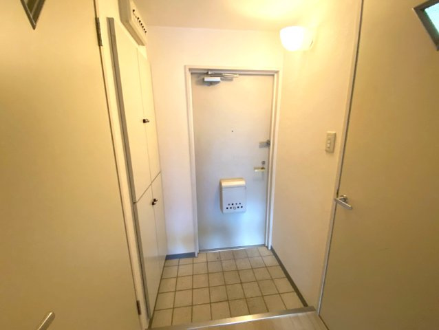 メゾン・ド・パイユの玄関