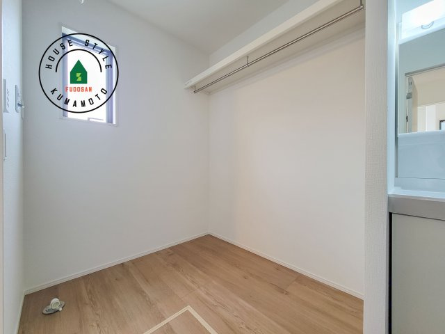 熊本市北区室園町第1-5棟（2号棟）　の内観：施工例|ゆとりの洗面スペースで朝の身支度もスムーズに。暮らしを快適に変えるシャワー付洗面台です！