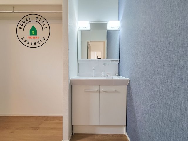 熊本市北区室園町第1-5棟（2号棟）　の独立洗面台|毎日使うものだから清潔な空間を保ちたい水回り。洗面にはそんな願いを解消させてくれる収納アイデアが満載です。三面鏡の裏側にはキャビネットが現れ小物から背の高い物まで収納できます。