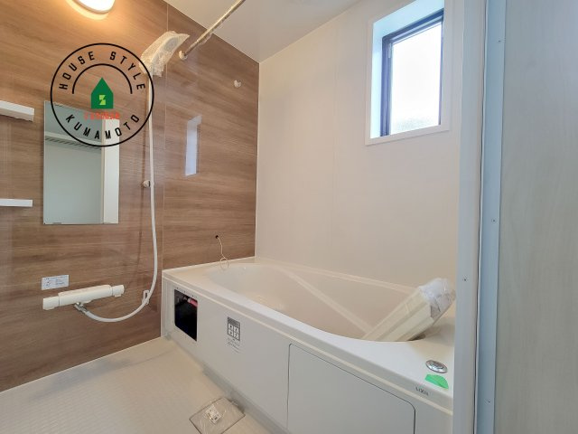 熊本市北区室園町第1-5棟（2号棟）　の内観：施工例|ウ窓もあるので換気も安心ですね。同社仕様。1日の疲れを癒してくれる広々バスルーム。雨の日のお洗濯にも大活躍な浴室乾燥機付です！