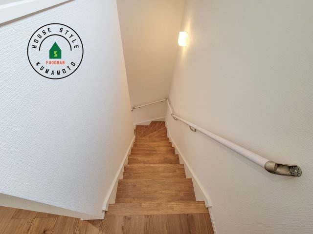 熊本市北区室園町第1-5棟（2号棟）　の内観：施工例|階段からも明るい光が入ります。採光や通風も階段の重要な役割です。