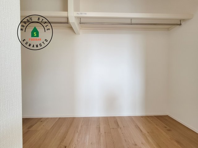 熊本市北区室園町第1-5棟（2号棟）　の内観：施工例|洋服や大きな荷物が多い方や人数の多いご家族などは、一般的なクローゼットよりもウォークインクローゼットのほうが使い勝手が良いです。