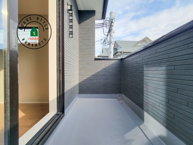 熊本市北区室園町第1-5棟（2号棟）　の外観：施工例|風をしっかりと感じられるバルコニーでは、毎日が洗濯日和です。広々としているので洗濯も楽しくなるでしょうし、気分転換にバルコニーからの眺めを楽しむのもいいでしょう。