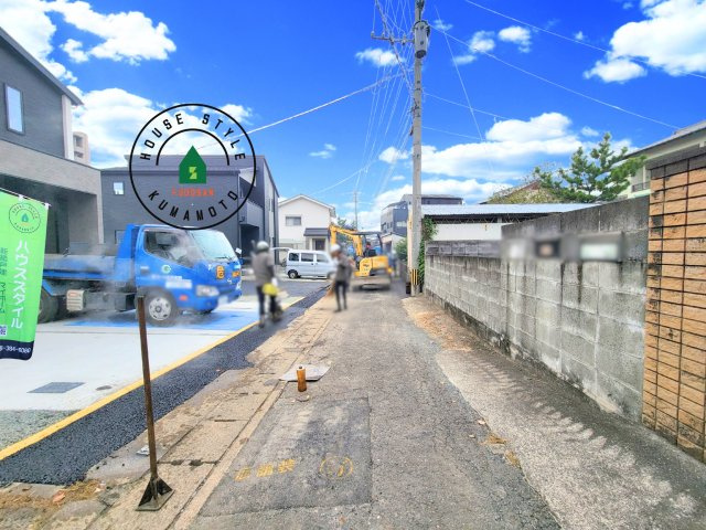 熊本市北区室園町第1-5棟（2号棟）　の前面道路含む現地写真|前面道路は閑静な住宅地をはしる車通りの少ない道路。お車の出し入れが苦手なママや小さなお子様にも安心ですね。しっかり舗装もされているので、ベビーカーや自転車で通っても快適に通行できます。