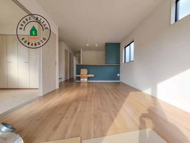 熊本市北区室園町第1-5棟（2号棟）　の内観：施工例|ご家族を近くに感じられる対面キッチンのLDK。会話もはずみそうですね。