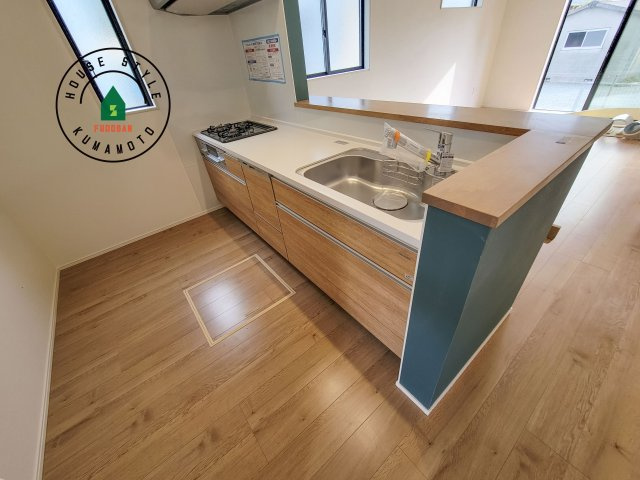 熊本市北区室園町第1-5棟（2号棟）　の内観：施工例|ダイニングテーブルへの配膳がラクラク、お料理はかどるカウンター付きシステムキッチン！