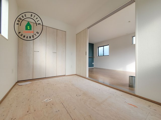 熊本市北区室園町第1-5棟（2号棟）　の和室|和室を上手に活用すると暮らし方の幅が広がります。例えば普段は開け放して、子供の小さいうちはお昼寝や遊びのスペースに。畳はソフトなので転んでもケガをしにくく安心です。