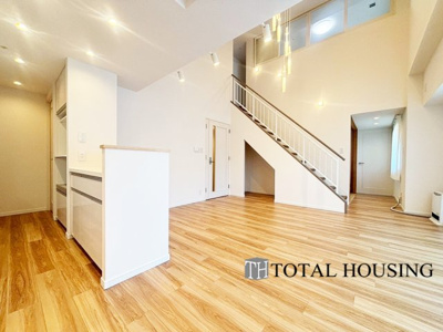 【居間・リビング】 | クレアホームズ真駒内公園 | 広くゆったりと家族揃って寛げるLDKは約18.4帖。毎日の始まりと終わりをここで迎える大切な空間はいつでも心地良い空気感。落ち着いた雰囲気で過ごしたり家族でわいわい盛り上がる日も。