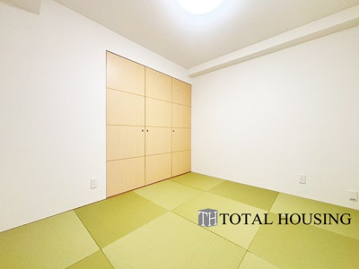 【和室】 | クレアホームズ真駒内公園 | 和室　約5.3帖
一室和室が備わっています。畳の香りと落ち着いた雰囲気が魅力で、リラックスした時間を過ごせます。和の趣を感じる特別な空間をお楽しみください。