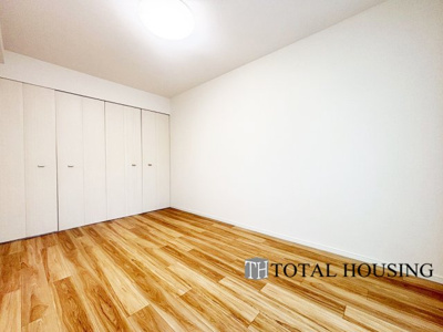 【洋室】 | クレアホームズ真駒内公園 | 洋室　約7.4帖
心と体をゆったりと安らげる洋室。お部屋のゆとりが大きい分だけ、暮らしの安らぎは深まります。次の日を心地よく迎えたいから、頑張った自身の心と体を労わる設計へ。