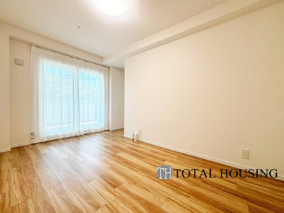 【洋室】 | クレアホームズ真駒内公園 | 洋室　約7.4帖
大きな窓からたっぷりの日差しが降り注ぐ明るい室内です。気持ちの良い朝日を受けて、目覚めの良い健康的な朝を迎えられそうです。