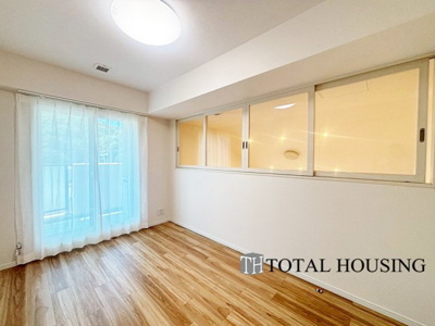 【洋室】 | クレアホームズ真駒内公園 | 2階洋室　約5.3帖
充分な広さと収納機能を備えた部屋はお子様の自発性と成長を促します。お子様の成長を支える、勉強や好きなことに没頭する学びの空間にどうぞ。