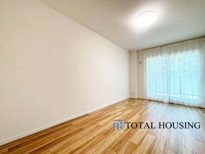 【洋室】 | クレアホームズ真駒内公園 | 2階洋室　約9.0帖
穏やかな寛ぎを届ける上質仕様のゆとりある主寝室。自分の時間を充実させながら心豊かにできるプライベート空間。バルコニーにも面し、風通しも良く、明るい陽射しが入る心地よい空間です。