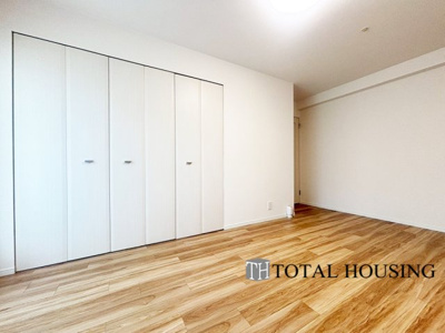 【洋室】 | クレアホームズ真駒内公園 | 2階洋室　約9.0帖
収納の多さも魅力です！使い勝手の良い収納を豊富に設置しております。居住スペースを充分に確保することができる為、ゆとりある室内で、ゆっくりとご寛ぎいただけます。