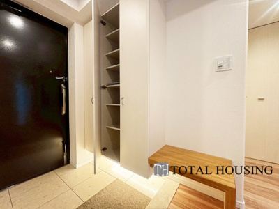 【玄関】 | クレアホームズ真駒内公園 | 住まう人も来客も入った時にワクワクさせてくれるオシャレな玄関♪
収納もたっぷりあるので、靴がたくさんあっても安心！
気持ちの良い朝は、毎日ここからスタートしていきます♪