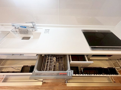 【キッチン】 | クレアホームズ真駒内公園 | 食器洗乾燥機付きで家族の食器もピカピカ。後片付けもラクラクこなせて、日々の生活には欠かせない便利設備。環境にもママの手にも優しいのがうれしいですね。掃除のしやすいIHコンロです♪