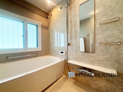 【浴室】 | クレアホームズ真駒内公園 | モダンで洗練された浴室では、ゆったりと寛ぐことができ日々の疲れを癒すことのできる空間です。湿気やカビ対策にも効果的な浴室暖房乾燥が装備されています。